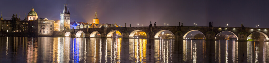 Fototapeta na wymiar Widok z Tower Bridge w Pradze