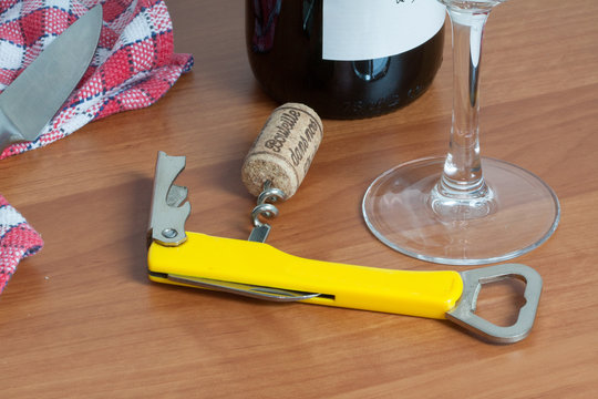 Tire bouchon, verre, bouteille et bouchon