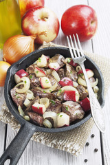 Chicken liver stewed with apples and onion