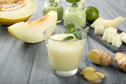 frutta frullata su sfondo grigio
