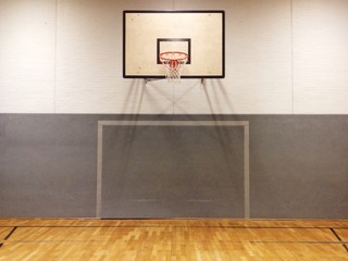 Turnhalle mit Basketballkorb