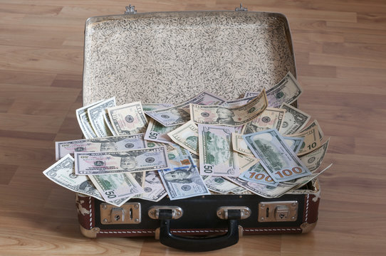 Ein Koffer voller Geld – Stock-Foto | Adobe Stock
