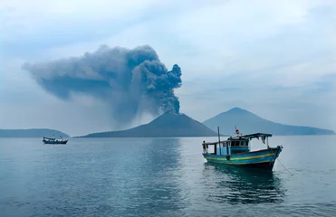 Fotobehang Boot in de buurt van Anak Krakatau. Vulkaanuitbarsting. Indonesië © Belikova Oksana