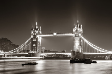Obraz premium Tower Bridge w nocy w czerni i bieli