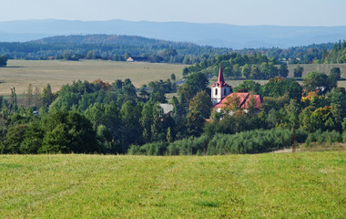 Fototapeta na wymiar Jesienią krajobrazu wiejskiego z wiejskiego kościoła