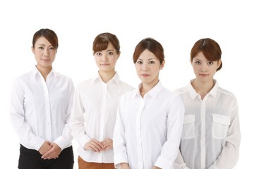 四人の若い女性