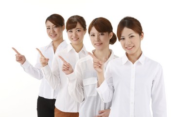 四人の若い女性