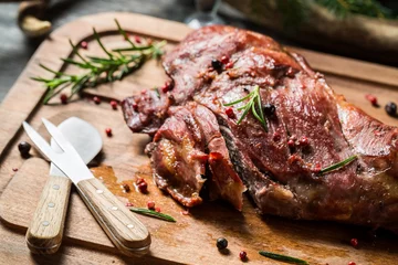 Photo sur Plexiglas Plats de repas Closeup on chopping freshly baked venison