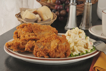 Fried chicken with macaroni salad