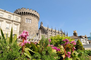 Fototapeta premium Dublin Castle z ogrodów Dubh Linn w słoneczny wiosenny dzień