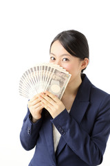 お金を持つ女性