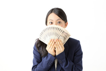 お金を持つ女性