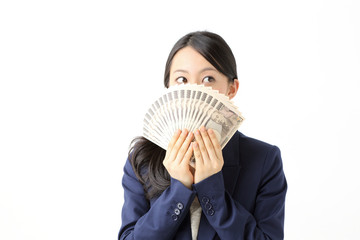 お金を持つ女性