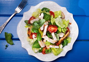 grilled chicken salad with fresh vegetables and basil - obrazy, fototapety, plakaty