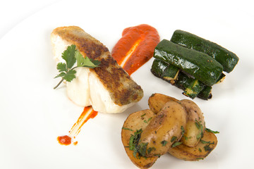 poisson grillé et légumes sur assiette