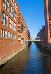 Fototapeta na wymiar Kanał w Speicherstadt w Hamburgu
