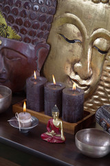 Asiatische Dekoration mit Buddha und Kerzen für Spa mit Holz
