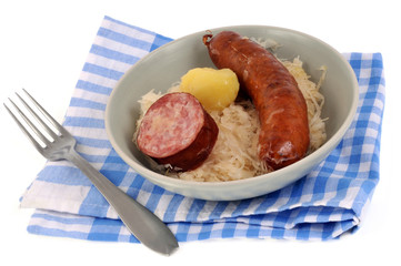 L'assiette de choucroute sur la serviette à carreaux