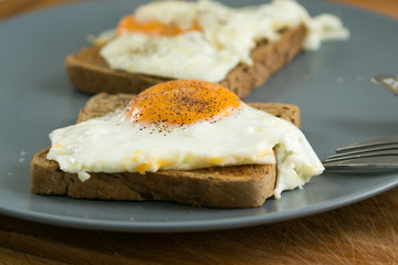 Spiegelei auf Toast