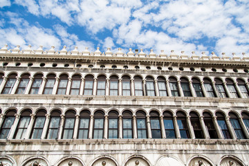 Obraz premium Windows of Doges Palace Under Nice Sky
