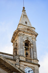 Fototapeta na wymiar Niski kąt dzwonnicy katedry