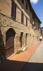 Fototapeta na wymiar Budynki w średniowiecznym mieście San Gimignano