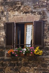 Fototapeta na wymiar Skrzynek balkonowych na okna budynku