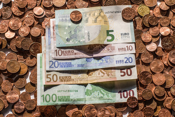 Euro € Scheine auf Cent-Münzen