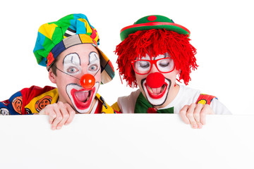 lachende clowns mit werbeschild