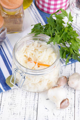 Composition with fresh and marinated cabbage (sauerkraut),