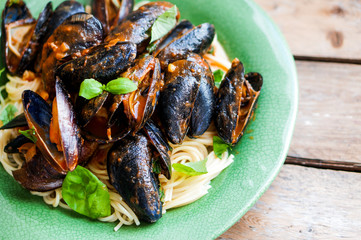 Pasta with mussels with basil