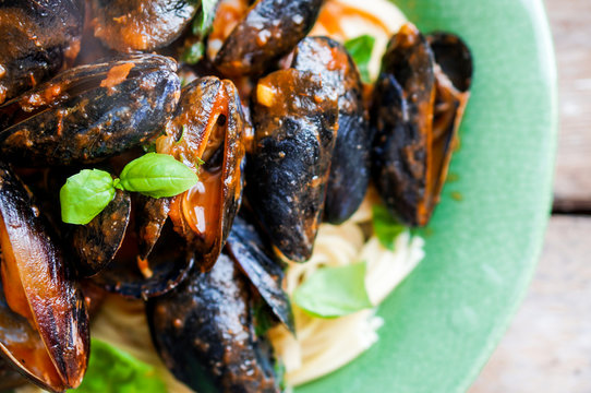 Pasta with mussels with basil
