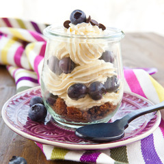 Dessert in Schichten mit Blaubeeren