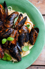 Pasta with mussels with basil