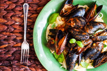 Pasta with mussels with basil