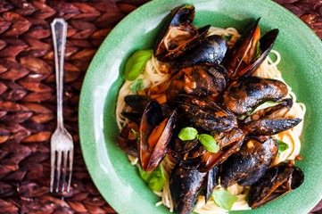 Pasta with mussels with basil