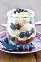 Dessert in Schichten mit Blaubeeren