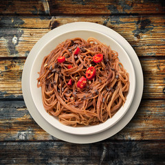 spaghetti cioccolato e peperoncino su legno