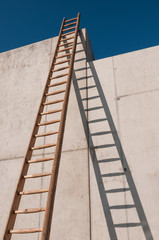 holzleiter an der baustelle