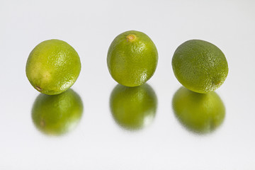 Limetten mit Spiegelbild