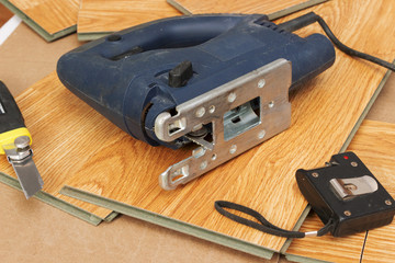 Master using an electric jigsaw saws laminated panel