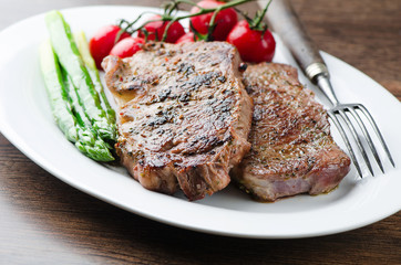 Grilled steak and asparagus