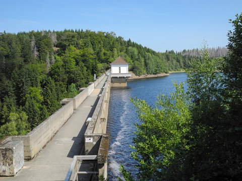Staumauer der Eckertalsperre im Harz