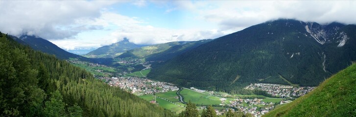 Fototapeta na wymiar Panoramablick auf das Stubaital in Tirol, Oesterreich