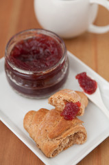 Vollkorn Croissants mit Marmelade zum Frühstück