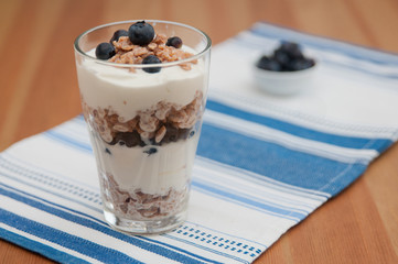 Joghurt mit Heidelbeeren und Haferflocken
