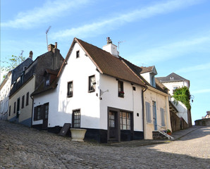Fototapeta na wymiar stare domy w Montreuil-sur-Mer
