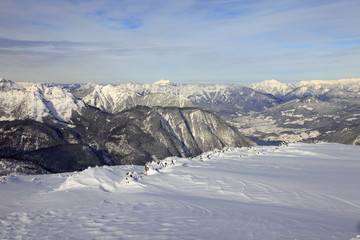 Fototapeta na wymiar View of plateau Dachstein-Krippenstein.