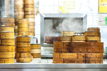 Rolgordijnen Hong-Kong Gestapelde dim sum-steamers in een restaurant in Hong Kong