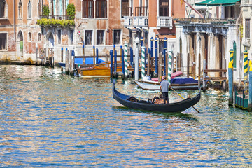 Fototapeta na wymiar Gondola floating on the channel. Venice. Italy.